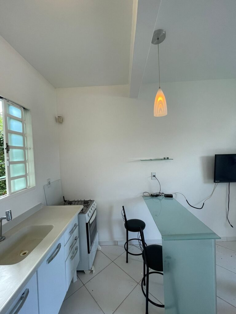 🏡 ALUGA-SE APARTAMENTO SEMI MOBILIADO – REGIÃO CENTRAL!